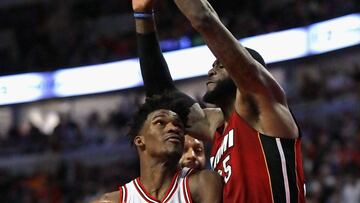 CHICAGO, IL - JANUARY 27: Jimmy Butler #21 of the Chicago Bulls drives against Willie Reed #35 of the Miami Heat at the United Center on January 27, 2017 in Chicago, Illinois. The Heat defeated the Bulls 100-88. NOTE TO USER: User expressly acknowledges and agrees that, by downloading and/or using this photograph, user is consenting to the terms and conditions of the Getty Images License Agreement. Jonathan Daniel/Getty Images/AFP
== FOR NEWSPAPERS, INTERNET, TELCOS & TELEVISION USE ONLY ==
