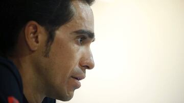 GRA231. LAGUARDIA (ÁLAVA), 04/09/2017.- El ciclista madrileño del equipo Trek, Alberto Contador, interviene en la rueda de prensa que ha ofrecido en Laguardia (Álava), durante el segundo día de descanso de la Vuelta Ciclista a España, en la que sostiene que no se conforma con un puesto entre los diez primeros de la general y que "el podio no es imposible". EFE/JAVIER LIZÓN