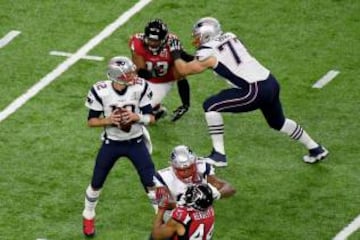 Tom Brady sintió la presión de Atlanta en el primer drive, si bien no le llegaron a golpear, no pudo avanzar las 10 yardas en el primer drive.