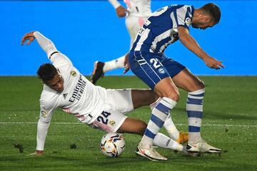 Mariano Díaz con Florian Lejeune.