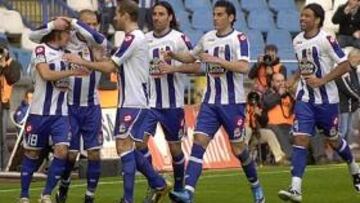 <b>OTRA VICTORIA. </b>Guardado celebra junto a sus compañeros el primer tanto de la noche, después de marcar un penalti cometido sobre Colotto.