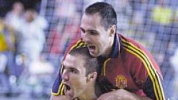 <b>ORO HISTÓRICO. </b>Javi Rodríguez y Javi Sánchez celebran un gol a Brasil en la final del Mundial 2000.