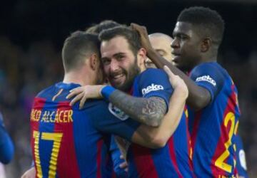 Los jugadores celebran el 3-0 de Aleix Vidal.