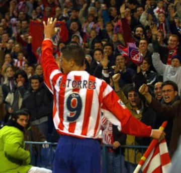 Durante un Atlético de Madrid-Málaga celebrando un gol con la afición.