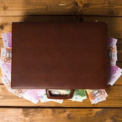 Se pone a limpiar su finca, encuentra miles de billetes enterrados y la Policía inicia la investigación: “No parecía de verdad”