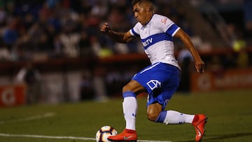 César Pinares controla la pelota.