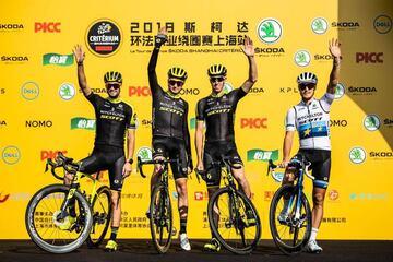 Ciclistas en el podio de la segunda edición del Tour de Francia en China que se celebró en la ciudad de Shanghái.
