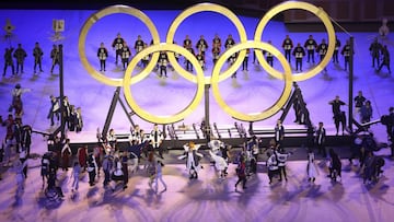Los anillos olímpicos se desplegaron en el centro del campo después de ser llevados por los artistas que participaron en la ceremonia representando la antigua Japón.
