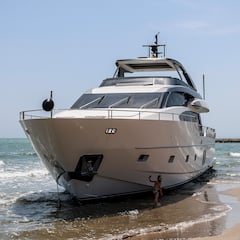 Un yate de lujo encalla en una playa de Valencia