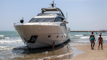 Un yate varado en la Playa de Pinedo, a 5 de junio de 2024, en Valencia, Comunidad Valenciana (España). El Ministerio de Transportes y Movilidad Sostenible, a través de la Capitanía Marítima de Valencia, investiga las causas por las que el yate 'Nordic Lily', de bandera de Gran Bretaña, quedó varado el domingo 4 de junio en la playa de Pinedo cuando se dirigía al Club Náutico de València. En la inspección llevada a cabo, se ha detectado una vía de agua a bordo, por lo que las operaciones de remolque previstas se han paralizado y, de momento, no será posible reflotar el yate.
05 JUNIO 2024;CAPITANIA;YATE;PLAYA PINEDO
Rober Solsona / Europa Press
05/06/2024