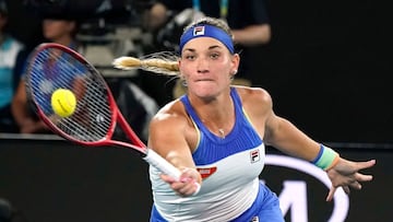 La tenista húngara Timea Babos devuelve una bola durante la final del torneo de dobles del Open de Australia 2020.