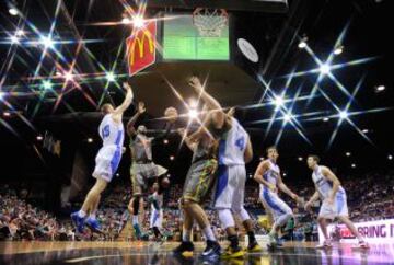 Josh Pace de los Crocodiles intenta un lanzamiento durante la quinta ronda, del partido de NBL entre los Crocodiles de Townsville y los New Zealand Breakers