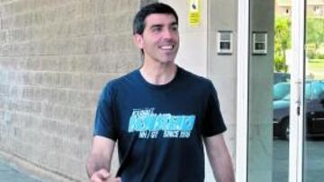 <b>VERANIEGO. </b>El siempre formal Muñiz acudió ayer a las oficinas de El Sardinero para firmar el finiquito, además de despedirse de los empleados del club .