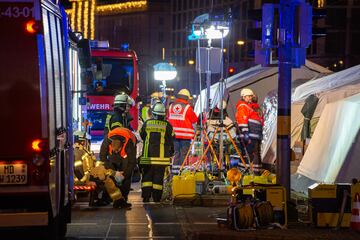 Equipos de emergencia trabajando en los alrededores del mercadillo navideño de Magdeburgo.