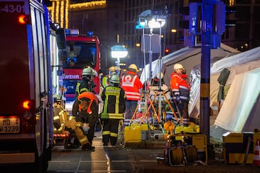 Equipos de emergencia trabajando en los alrededores del mercadillo navideño de Magdeburgo.