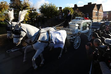 El ataúd del exintegrante de One Direction llega al funeral en la iglesia de St. Mary en Amersham, cerca de Londres