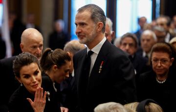 La reina Doña Letizia y el rey Felipe VI saludan a la llegada al funeral de Constantino II de Grecia. 