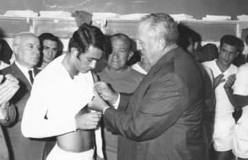 Pirri jugó la final de Copa de 1968 contra el Barcelona con la clavícula rota y fiebre. Bernabéu bajó al vestuario y le concedió la primera Laureada concedida por el Real Madrid. 