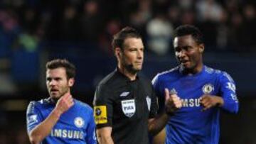 LOS PROTAGONISTAS. Mata, Clattenburg y Mikel, durante el Chelsea-United del domingo.