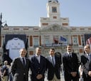 Camisetas gigantes de Madrid y Atleti presiden la Puerta del Sol