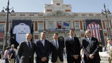 Camisetas gigantes de Madrid y Atleti presiden la Puerta del Sol