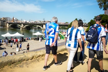 Imágenes de las aficiones del Atlético de Madrid y Real Sociedad en las calles de Sevilla a horas de disputarse la Final de la Copa del Rey.