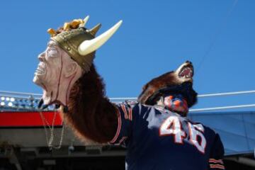 Y hablando de guerreros, este oso sostiene la cabeza arrancada de un vikingo. Ganador por K.O. en las gradas del Soldiers Field. Desgraciadamente para los fans de los Bears, sobre el campo fueron los Vikingos los que se comieron a los osos...