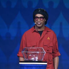 Ronaldinho: “James tiene todo para escribir una historia muy bonita”