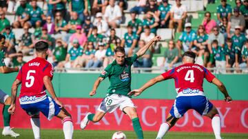 Manu Vallejo dispara a porter¨ªa durante un partido contra el Granada.