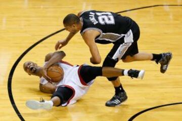 Chris Bosh de los Heat de Miami con el balón en la cancha con Tim Duncan de los San Antonio Spurs