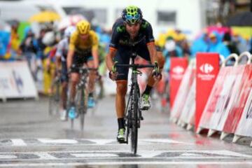 Valverde cruzando la línea de meta. Al fondo se observa al grupo del maillot amarillo.