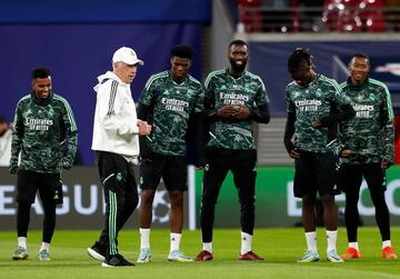 Ancelotti con el grupo.