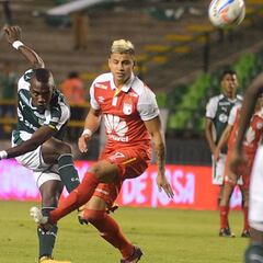 Gregorio Pérez deja la rueda de prensa luego de la derrota