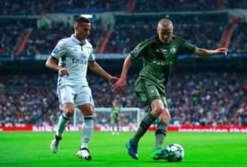 MADRID, SPAIN - OCTOBER 18: Adam Hlousek of Legia Warszawa and Lucas Vazquez of Real Madrid compete for the ball during the UEFA Champions League Group F match between Real Madrid CF and Legia Warszawa at Bernabeu on October 18, 2016 in Madrid, Spain.  (P