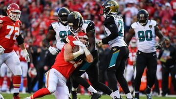 KANSAS CITY, MO - NOVEMBER 6: Tight end Travis Kelce #87 of the Kansas City Chiefs attempts to break the tackle of strong safety Johnathan Cyprien #37 of the Jacksonville Jaguars at Arrowhead Stadium during the fourth quarter of the game on November 6, 2016 in Kansas City, Missouri.   Peter Aiken/Getty Images/AFP
 == FOR NEWSPAPERS, INTERNET, TELCOS &amp; TELEVISION USE ONLY ==