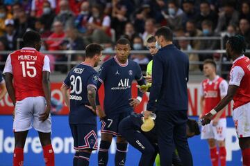 MBapp¨¦ y Messi juntos en el terreno de juego.
