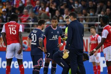 MBappé y Messi juntos en el terreno de juego.