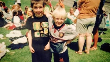 Conor McGregor posa con la camiseta del Manchester United cuando era peque&ntilde;o.