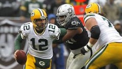 Aaron Rodgers se zafa de un sack seguro en el partido contra los Raiders.