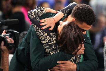 Victor Wembanyama abraza a su madre tras oír su nombre al ser elegido por San Antonio Spurs como primera elección del draft 2023.