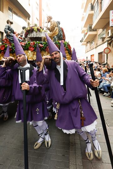 Varias personas durante la procesión de Los Salzillos de la Real y Muy Ilustre Cofradía de Nuestro Padre Jesús Nazareno el Viernes Santo en Murcia, (España). La procesión es una de las más representativas gracias a las obras de arte que realizó el escultor murciano del siglo XVIII Francisco Salzillo Alcaraz. Los nueve pasos que procesionan son realizados por Salzillo Alcaraz menos Nuestro Padre Jesús Nazareno que es una obra anónima. Más de cuatro mil nazarenos participan en la procesión con una túnica morada y muchos de ellos caminan descalzos a lo largo de más de ocho horas de recorrido.