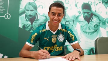 Renovação de contato de Vitor Reis, zagueiro da SE Palmeiras, na Academia de Futebol, em São Paulo-SP. (Foto: Fabio Menotti/Palmeiras/by Canon)