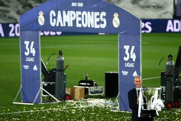 Zinedine Zidane con el trofeo de Liga.