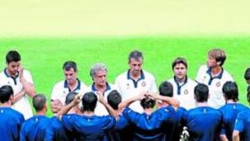 <b>REUNIDOS. </b>Mauricio Pochettino se dirige a la plantilla, en presencia del cuerpo técnico, antes del ensayo de ayer.