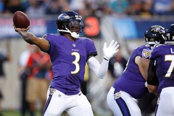 Diez quarterbacks a seguir en agencia libre, canje y el Draft