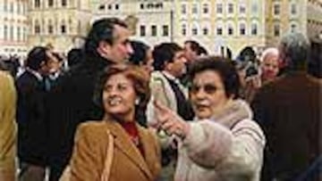 <b>EN PRAGA CON BUFANDA Y ABRIGO.</b> La señora de Lopera, con abrigo marrón y bufanda, en las calles de Praga.