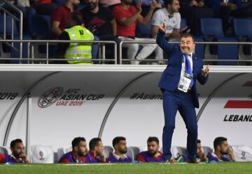 El entrenador montenegrino del L¨ªbano Miodrag Radulovich da instrucciones a sus jugadores desde la banda.