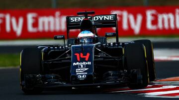 Fernando Alonso conduce el Mclaren Honda.