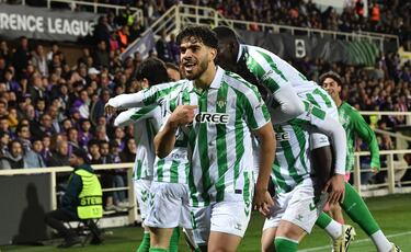2-2. Abde celebra el segundo tanto que anota en la prórroga.