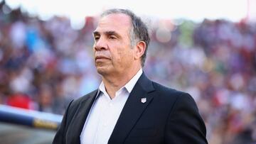 Para el legendario entrenador de la MLS y de la Selecci&oacute;n de Estados Unidos, el problema del conjunto nacional tiene que ver el cuerpo t&eacute;cnico. &ldquo;Dirigen como si fuera un club&rdquo;.